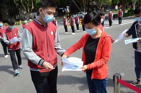 1661931739901151.jpg 校门口异常.JPG