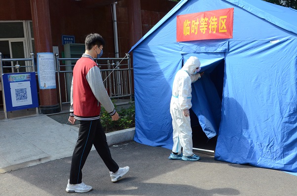 1661931776550432.jpg 带至临时隔离室.JPG