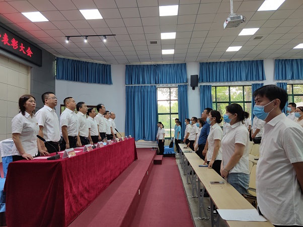 1662705982155526.jpg 唱国歌.jpg