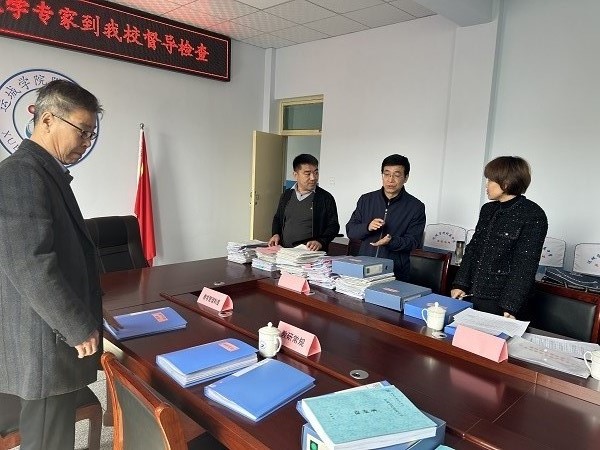 1679971226816085.jpg 看资料.jpg