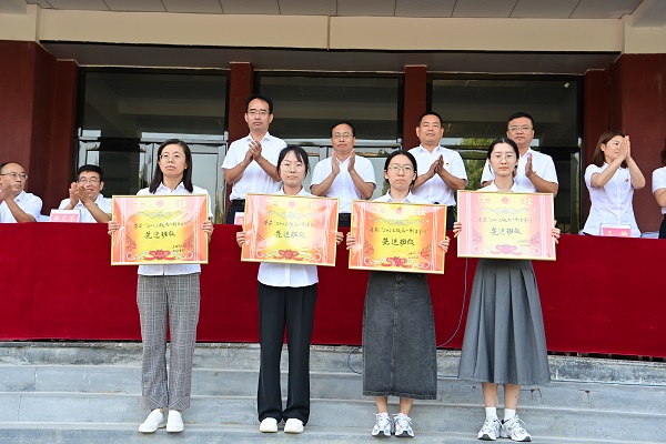 1693820515499310.jpg 颁奖.JPG