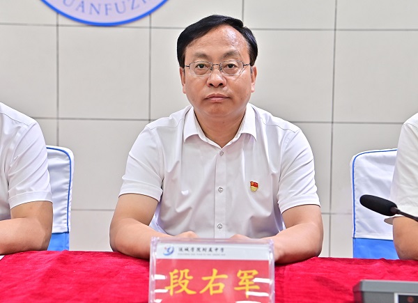 1726019238309522.jpg 校长段右军.JPG