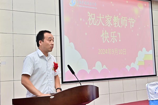 1726019529504378.jpg 教师代表刘国伟发言.JPG